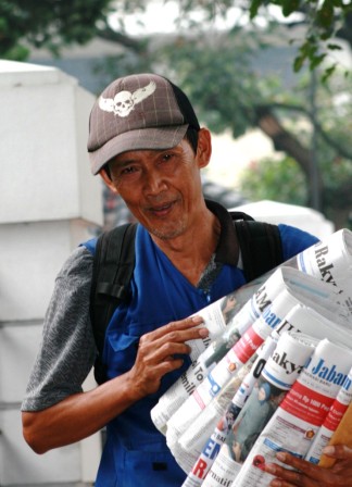 Hasil gambar untuk kisah seorang penjual koran